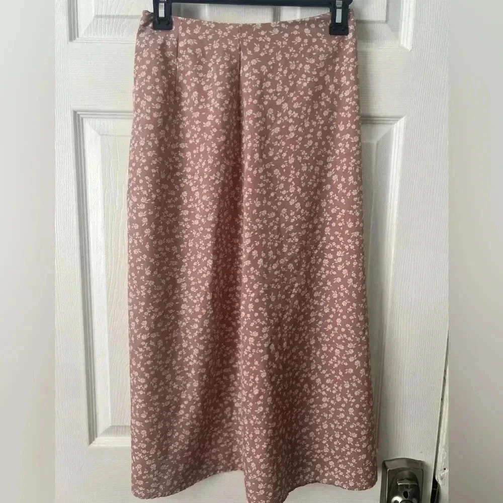 SHEIN Woman’s Neutral Pink Ditsy Floral Print Split Skirt. NWOT. Size XS.